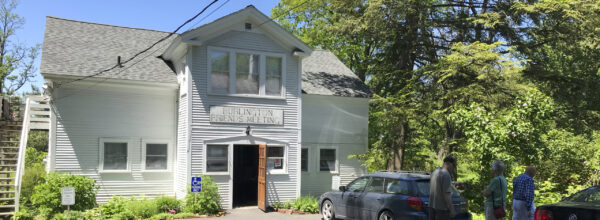 Photo of meetinghouse from street